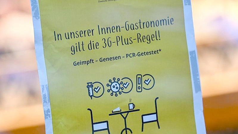 Wie Gaststätten in Zukunft ihre Gäste kontrollieren dürfen, liegt nach dem neuen Beschluss des Bundestages, in den Händen der Länder. Foto: Arne Dedert/dpa