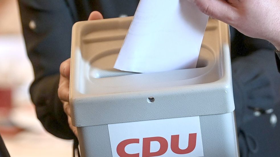 Ein CDU-Mitglied gibt seinen Stimmzettel in eine Urne: In Emden wollen sich die Christdemokraten im Kreisvorstand personell neu ausrichten. Abgestimmt wird unter anderem über die Nachfolge von Andrea Risius, die sich als Vorsitzende zurückzieht. Foto: Hendrik Schmidt/DPA
