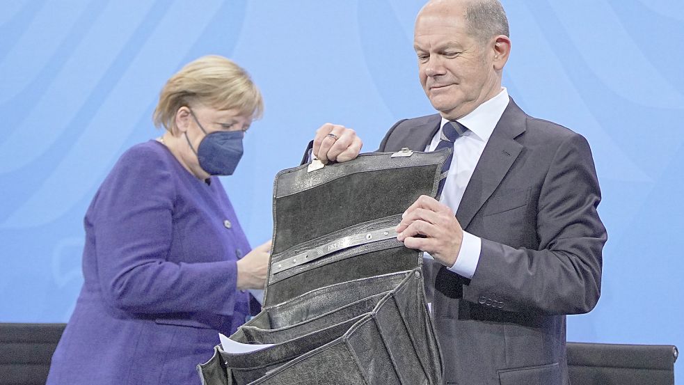 Bundeskanzlerin Angela Merkel (CDU) macht bald einen Abgang – und Olaf Scholz (SPD) will formaljuristisch ohne „epidemische Lage von nationaler Tragweite“ weitermachen, obwohl sich Deutschland in einer epidemischen Lage von nationaler Tragweite befindet. Foto: Kappeler/dpa