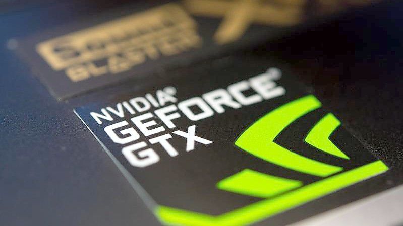 Ein Aufkleber von einer NVIDIA-GeForce-Grafikkarte klebt an einem Notebook. (Archivbild). Foto: Andrea Warnecke/dpa-tmn/dpa