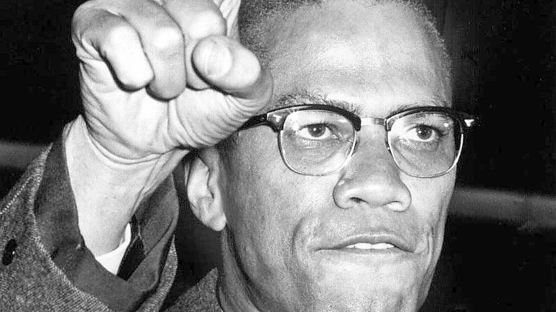 Der US-amerikanische Bürgerrechtler Malcolm X auf einer Kundgebung 1963. (Archivbild). Foto: dpa