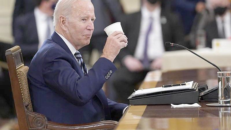 Joe Biden, Präsident der USA, stellt sich den Fragen eines Reporters. Foto: Susan Walsh/AP/dpa
