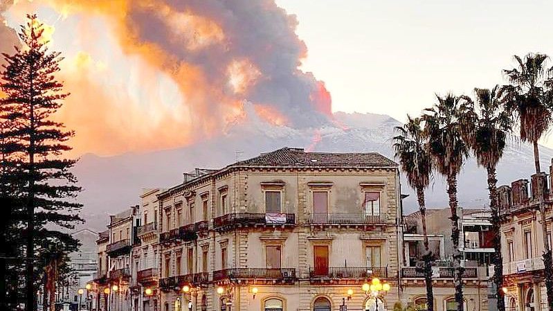 Der Vulkan Ätna in der Nähe von Catania spuckt Lava. Welche Auswirkungen die jüngsten Ausbrüche haben, wollen Kieler Forscher untersuchen. Foto: Davide Anastasi/LaPresse via ZUMA Press/dpa
