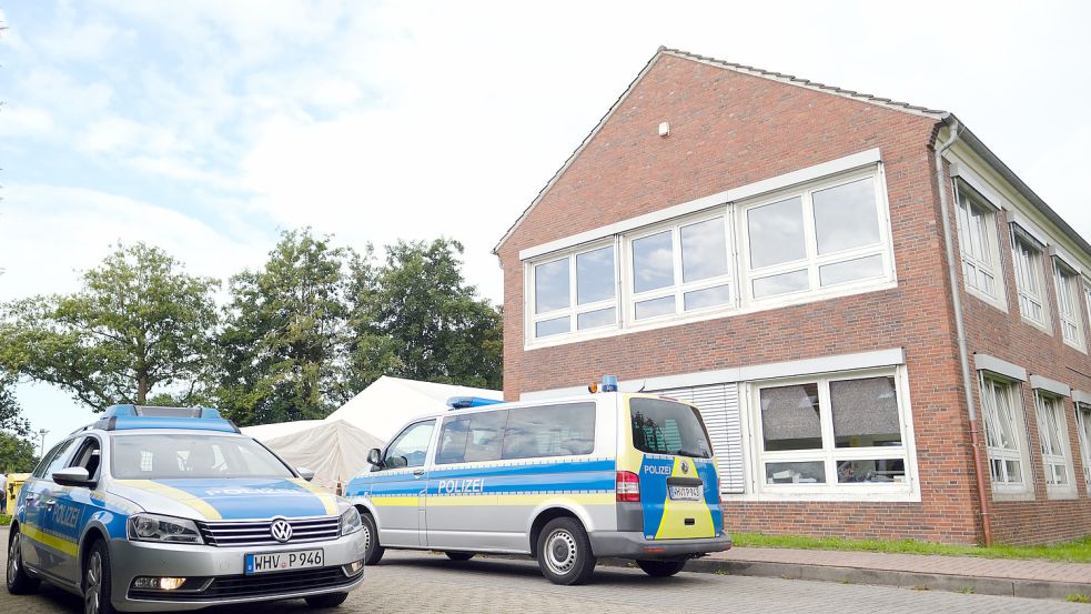 Die Polizei hat im August das Friesländer Impfzentrum durchsucht. Der Verdacht: Von DRK-Mitarbeitern könnten mehr Stunden abgerechnet worden sein, als geleistet wurden. Foto: Hibbeler/dpa