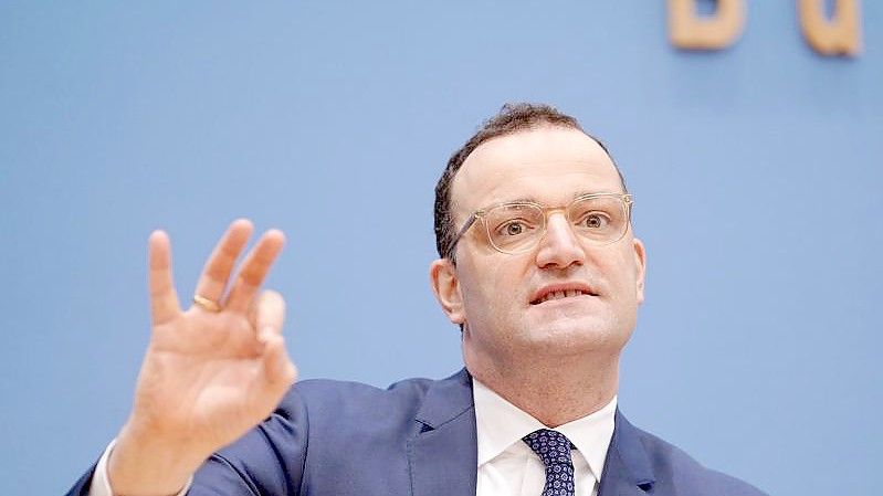 Jetzt brauche es eine nationale Kraftanstrengung, so der geschäftsführende Gesundheitsminister Jens Spahn. Foto: Kay Nietfeld/dpa