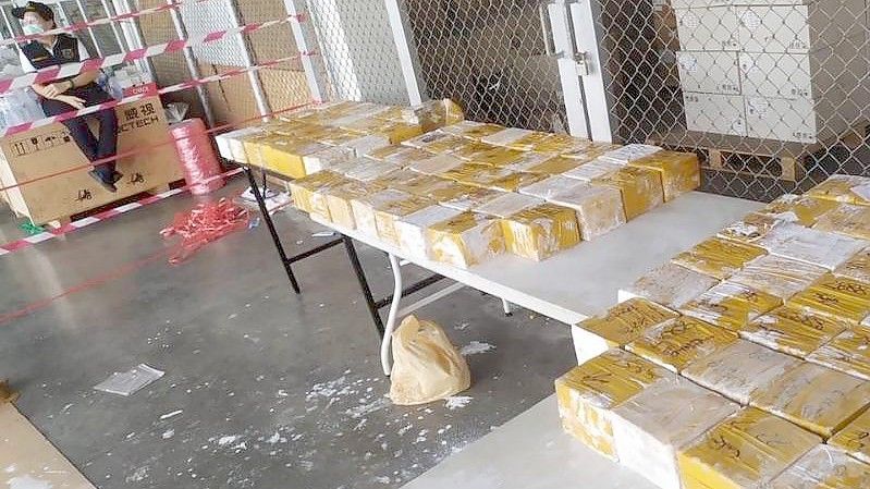 Das sichergestellte Heroin war in Farbeimern versteckt. Geschätzter Markwert: 117 Millionen australischen Dollar (75 Millionen Euro). Foto: ---/Australian Federal Police/dpa