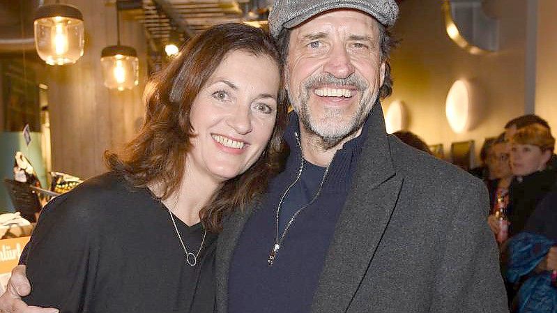 Der Schauspieler Helmfried Graf von Lüttichau mit seiner Ehefrau Gabriela Raible. Foto: Ursula Düren/dpa