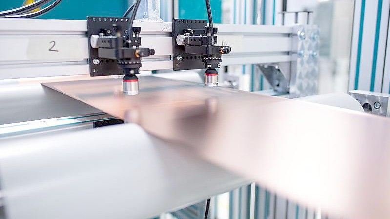 In der Fraunhofer Forschungsfertigung Batteriezelle FFB Münster steht eine Beschichtungsanlage zur Kupferbeschichtung. Foto: Guido Kirchner/dpa