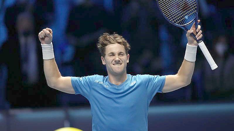 Casper Ruud jubelt über seinen Sieg und den damit einhergehenden Einzug ins Halbfinale der ATP Finals. Foto: Luca Bruno/AP/dpa