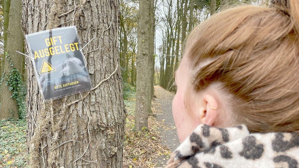 Plakate warnen vor Giftködern. Ob es diese wirklich Gift, ist unklar. Foto: Nording