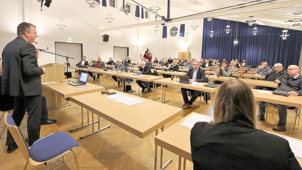 Nach seiner Vereidigung richtete der neue Bürgermeister Arno Ulrichs (parteilos) ein paar Worte an den neuen Rat der Gemeinde. Foto: Böning