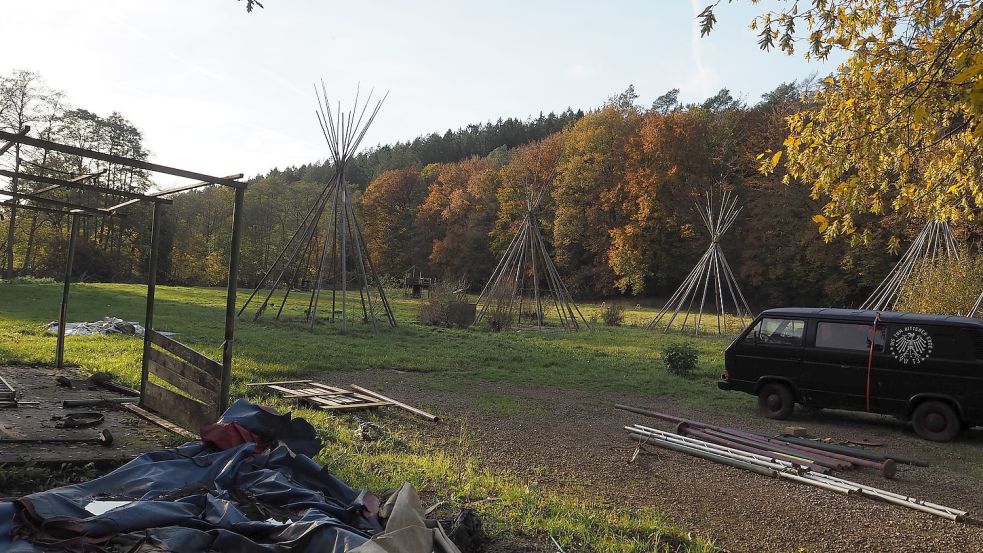 Von den Tipis auf der großen Wiese sind nur leere Skelette übrig geblieben.