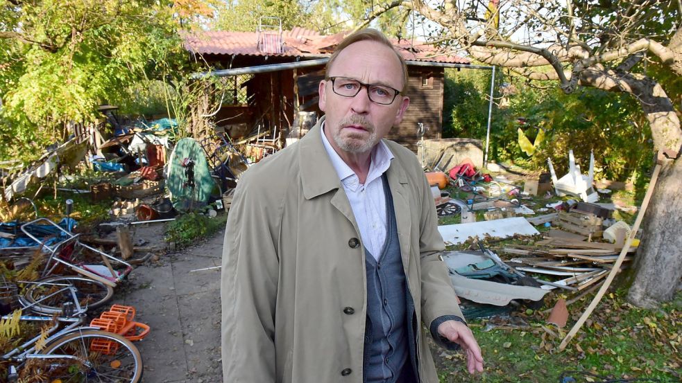 Ist nicht so dumm, wie er aus der Wäsche schaut: Kommissar Ludwig Schaller (Alexander Held) auf Spurensuche im explodierten Schrebergarten. „München Mord - Das Kamel und die Blume“. ZDF, Samstag, 20.15 Uhr. Foto: ZDF und Jürgen Olczyk. Foto: Jürgen Olczyk