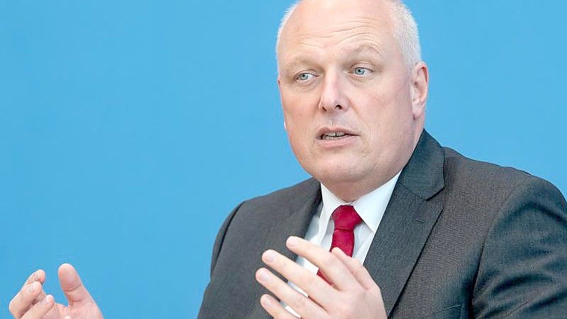 Der Datenschutzbeauftragte Ulrich Kelber (SPD) bei einer Pressekonferenz. Foto: Bernd von Jutrczenka/dpa