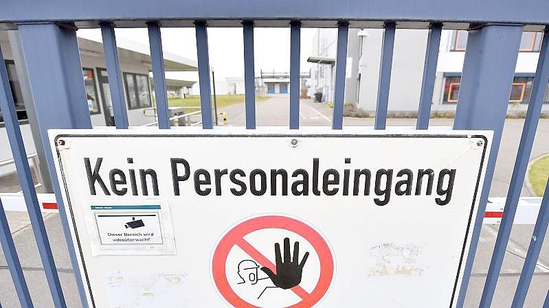 „Kein Personaleingang“: Ein Zaun des Betriebsgeländes bei Bosch in Arnstadt. Foto: Martin Schutt/dpa-Zentralbild/dpa