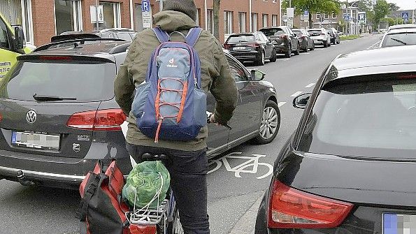 Auch in Leer gleicht Radfahren zwischen Rinnstein und dicht vorbeifahrenden Autos einem Überlebenskampf. Am Auricher Fischteichweg ist die Situation ähnlich. Foto: Ortgies