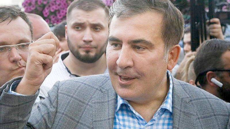 Georgiens ehemaliger Staatschef Saakaschwili wurde in eine Militärklinik verlegt. Foto: Efrem Lukatsky/AP/dpa