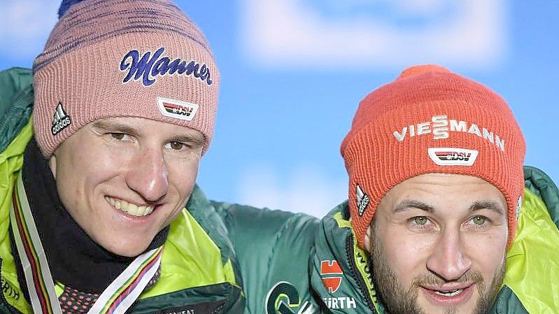 Der erste Weltcup der Skisprung-Saison findet im russischen Nischni Tagil statt. Mit dabei: Markus Eisenbichler (r) und Karl Geiger. Foto: Hendrik Schmidt/dpa/Archivbild