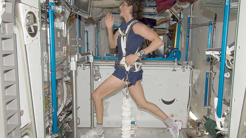 Nasa-Astronautin Sunita Williams trainiert auf einem Laufband in der Schwerelosigkeit (Archivfoto). Foto: -/NASA/dpa