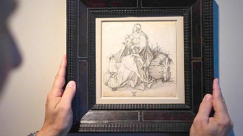 Die bislang unveröffentlichte Feder- und Tuschezeichnung von Albrecht Dürer mit dem Titel „Die Jungfrau mit dem Kind“ wird in London gezeigt. Foto: Victoria Jones/PA Wire/dpa