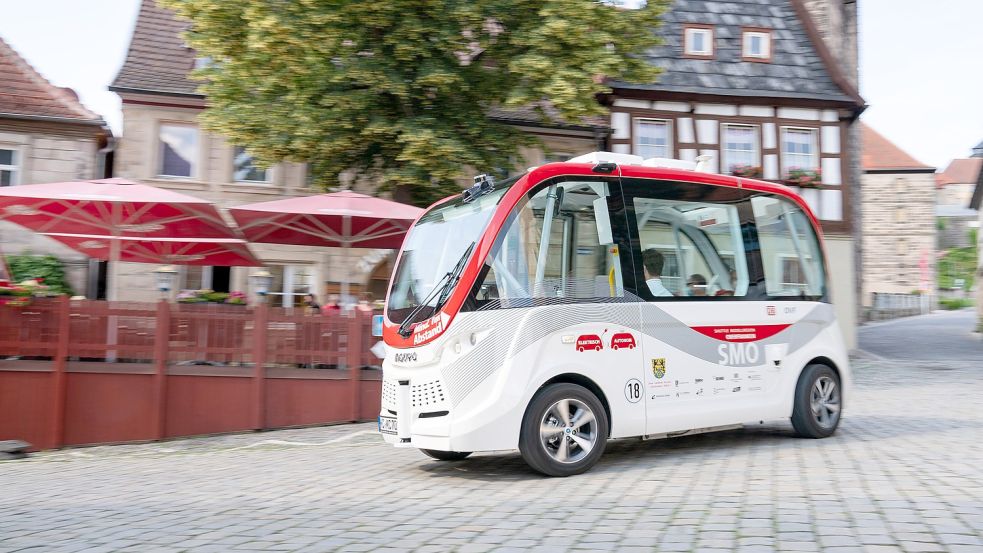Vielleicht auch ein Modell für die Küste? Dieser autonome Bus fuhr dieses Jahr in einem Feldversuch durch Kronach in Bayern. Foto: Armer/dpa