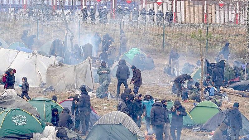 Migranten campieren in der Nähe der Grenze zu Polen. Foto: Ulf Mauder/dpa