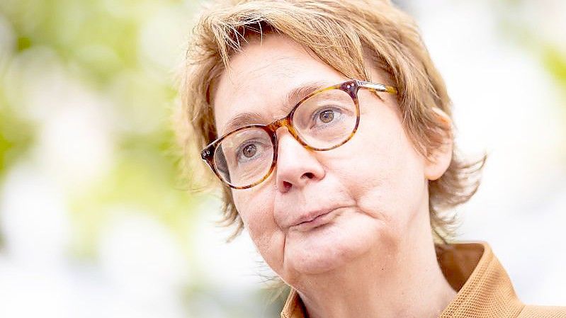 Niedersachsens Gesundheitsministerin Daniela Behrens will, dass Apotheker bald gegen Corona impfen. Foto: Moritz Frankenberg/dpa