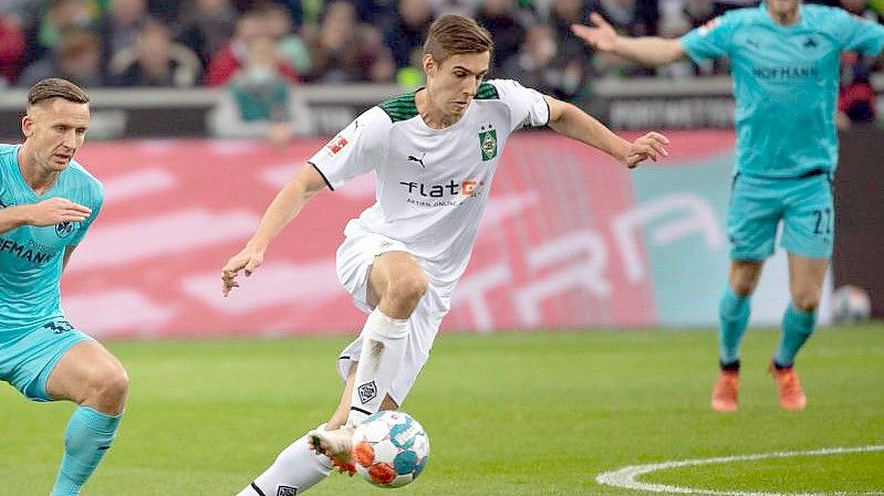 Florian Neuhaus (r) und die Gladbacher dominierten gegen Fürth. Foto: Federico Gambarini/dpa