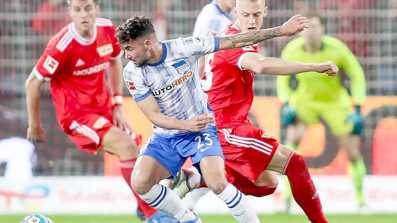 Herthas Marco Richter und Union Berlins Timo Baumgartl kämpfen um den Ball. Foto: Andreas Gora/dpa