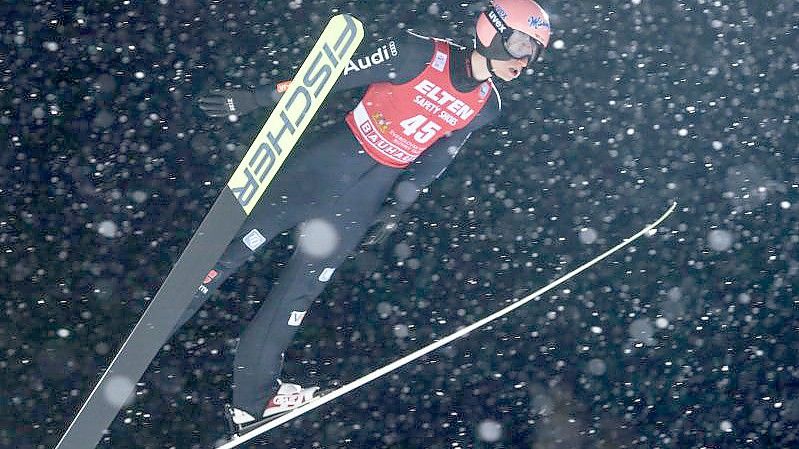 Lässt Skispringer Karl Geiger den zweiten Sieg folgen?. Foto: Tumaschow/NordicFocus/dpa