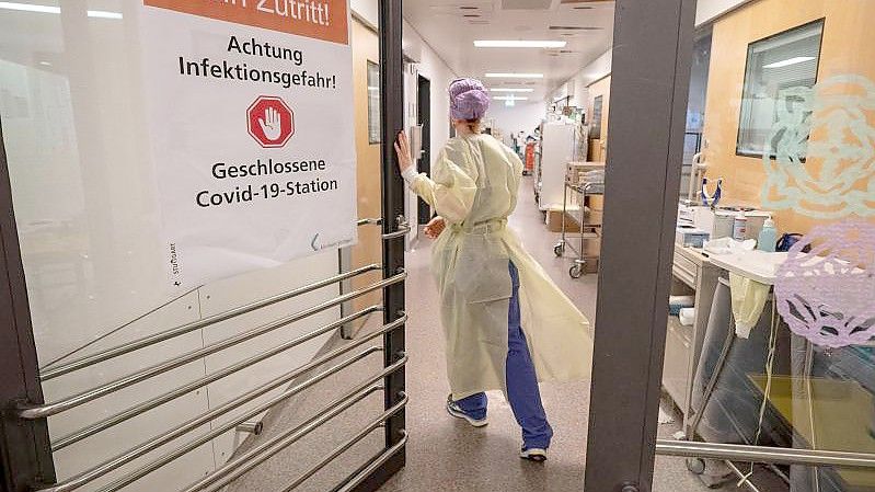 Ein Grünen-Experte fordert die Verlegung von Patienten in andere Kliniken vorzubereiten. Foto: Marijan Murat/dpa