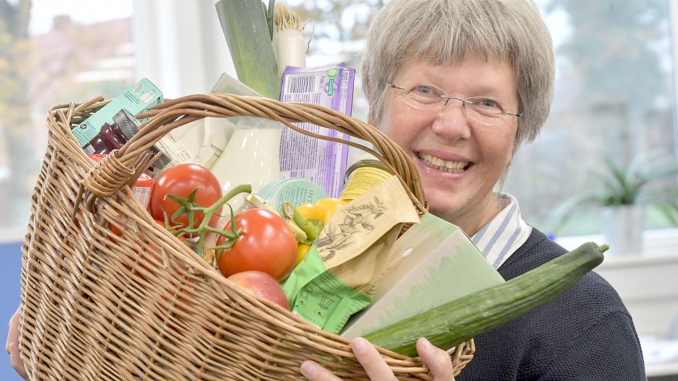 Ein Einkaufskorb voll mit Lebensmitteln und anderen Dingen für den täglichen Bedarf, die gar nicht oder zumindest kunststofffrei verpackt sind. Foto: Ortgies