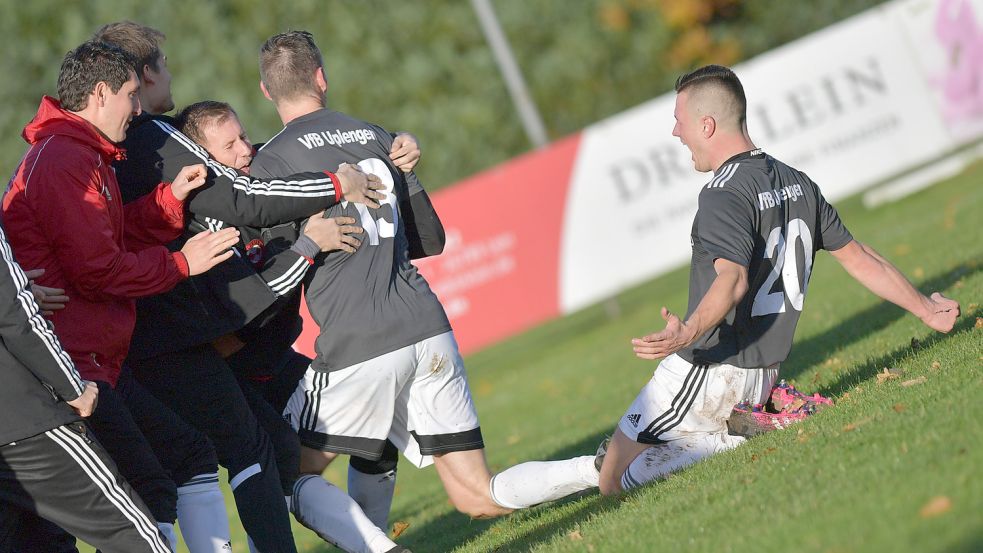 Nach dem 0:2 wurde Axel Lüschen (Nummer 13) von den VfB-Ersatzspielern gefeiert. Auch der starke Julian Marchlewitz (rechts) kam jubelnd herbeigerutscht. Foto: Ortgies
