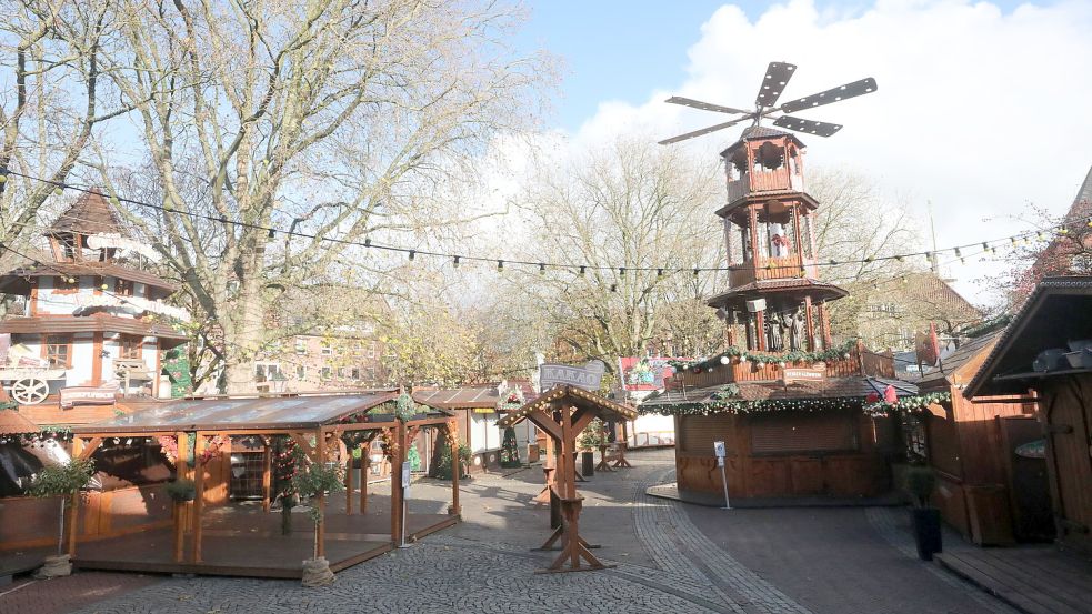 Der Engelkemarkt in Emden ist aufgebaut und findet statt. Gleiches gilt für den Weihnachtszauber in Aurich. Foto: Hock