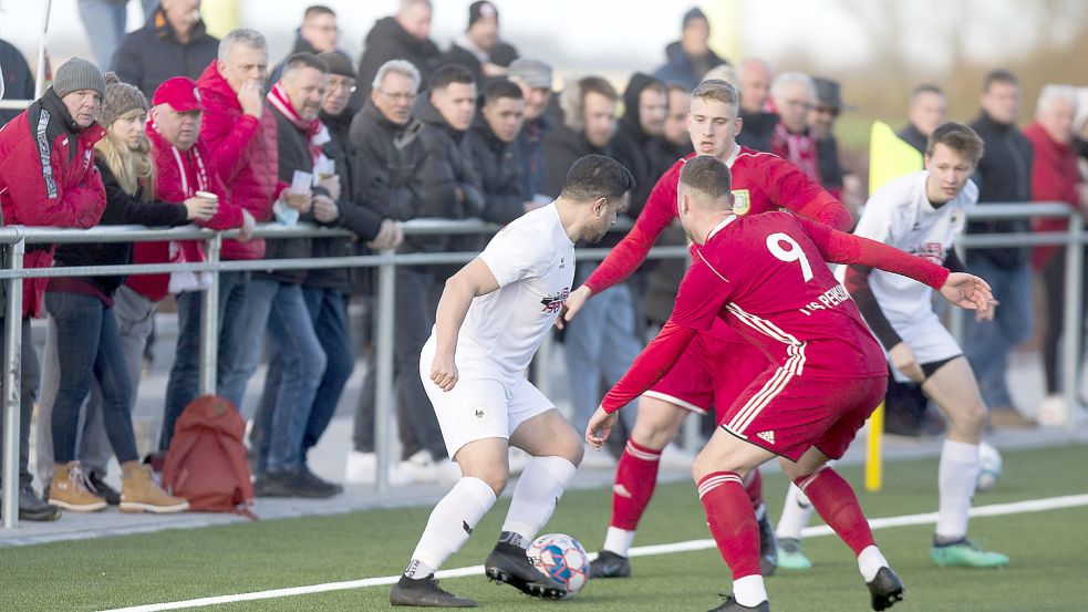 Auf dem Pewsumer Kunstrasen erkämpften die Wiesmoorer (am Ball Amar Karan) ein 2:2 gegen den TuS (Nummer 9).