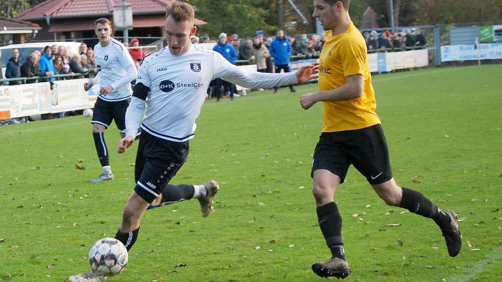 Offensivmann Malte Fokken (links, hier gegen Dominik Brinker) traf für Blau-Weiß Papenburg zum 2:0. Foto: Reemts