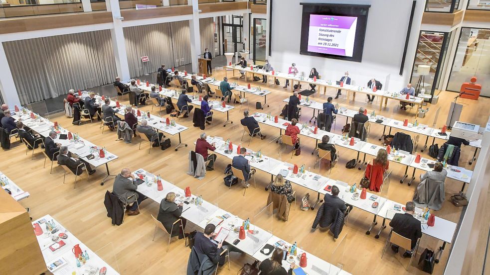 Der Kreistag versammelte sich im Sparkassen-Forum in Leer zur konstituierenden Sitzung. Foto: Ortgies