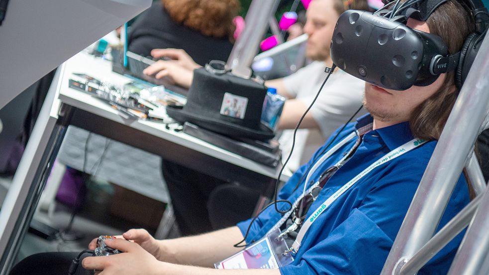 Die Person auf diesem Foto trägt das HTC Vive VR-Headset. Die Quest 2 von Oculus dagegen kommt ohne Kabel und Extra-Computer aus, ist in Deutschland aber nicht erhältlich. Foto: Skolimowska/DPA