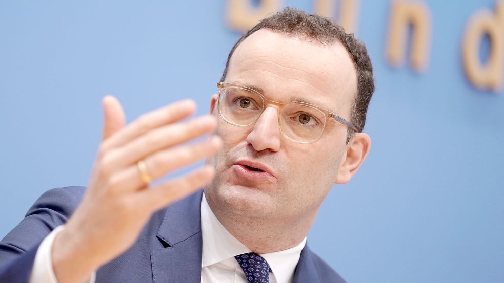 Niedersächsische Ärzte werfen dem geschäftsführenden Bundesgesundheitsminister Jens Spahn (CDU) eine „Sabotage der Impfkampagne“ vor. Auch ostfriesische Ärzte sind verärgert, weil sie ab sofort nur noch 30 Dosen Biontech pro Woche bestellen können. Foto: Nietfeld/dpa