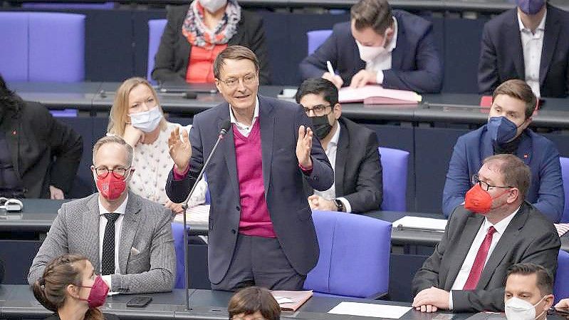 SPD-Gesundheitsexperte Karl Lauterbach (M) im Bundestag. Angesichts der dramatischen Corona-Lage gewinnt die Debatte über eine allgemeine Impfpflicht weiter an Fahrt. Foto: Kay Nietfeld/dpa