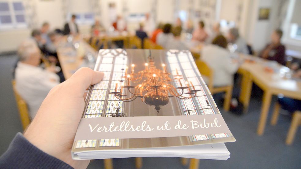 „Vertellsels ut de Bibel“ kostet 9,95 Euro und ist unter anderem vor und nach den Gottesdiensten in Hinte erhältlich. Fotos: Hillebrand