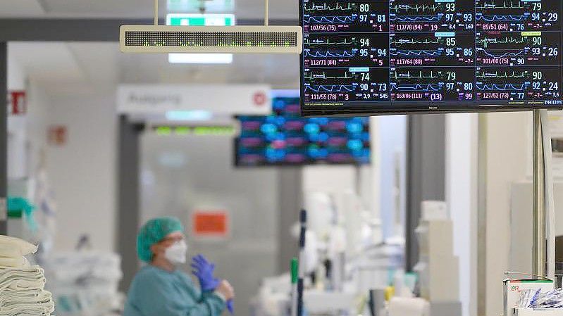 Überwachungsbildschirme der einzelnen Patienten auf der Covid-19-Intensivstation im Universitätsklinikum Carl Gustav Carus Dresden. Foto: Robert Michael/dpa-Zentralbild/dpa