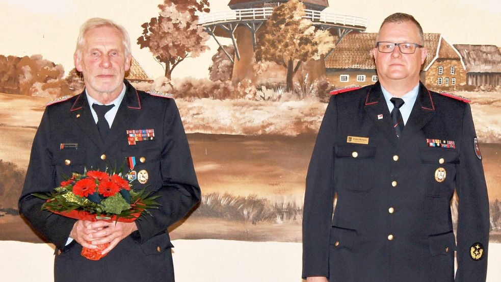 Ernst Hemmen (links) und sein Nachfolger Erwin Reinders. Foto: Feuerwehr