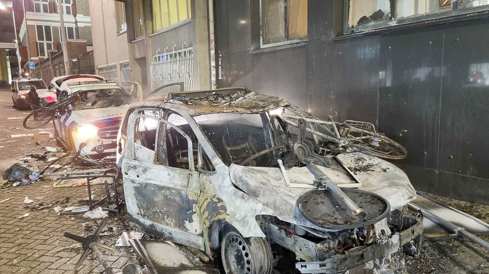 Ausgebrannte Autos stehen am Freitagabend in der Innenstadt von Rotterdam. In der Hafenstadt hatten die Ausschreitungen begonnen. Foto: Hollandse Hoogte/Inter Visual Studio/ANP/DPA