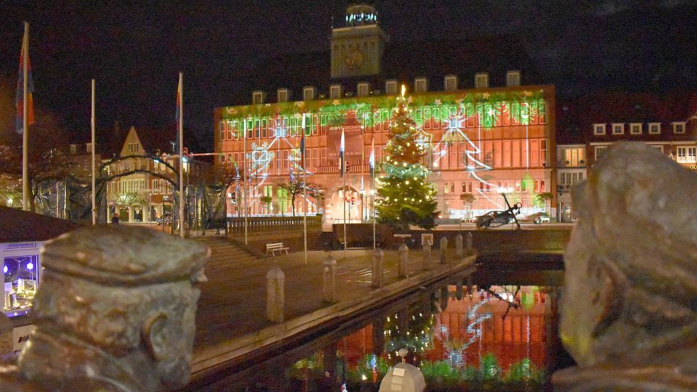 Mit bunten und bewegten weihnachtlichen Bildern, die auf die Fassade des Rathauses projiziert wurden, hatte die Stadt Emden Besucher der Innenstadt schon im vergangenen Jahr zur Vorweihnachtszeit überrascht. Solche Lichtinstallationen könnte es auch zu diesem Advent wieder geben. Foto: Hanssen/Archiv
