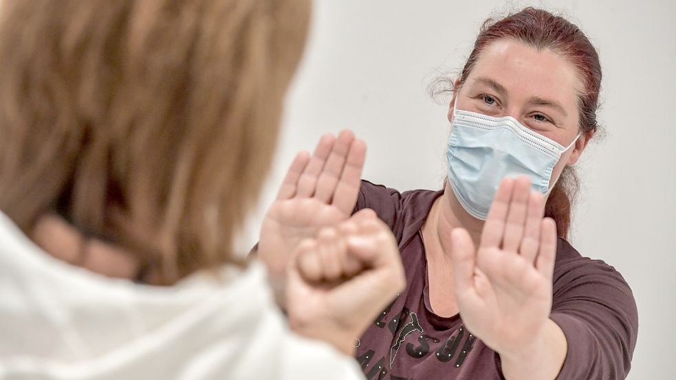 Bei praktischen Übungen lernten die Teilnehmer, mit welchen Gesten man zur eigenen Sicherheit beträgt und sein aggressives Gegenüber effektiv auf Abstand halten kann. Foto: Ortgies