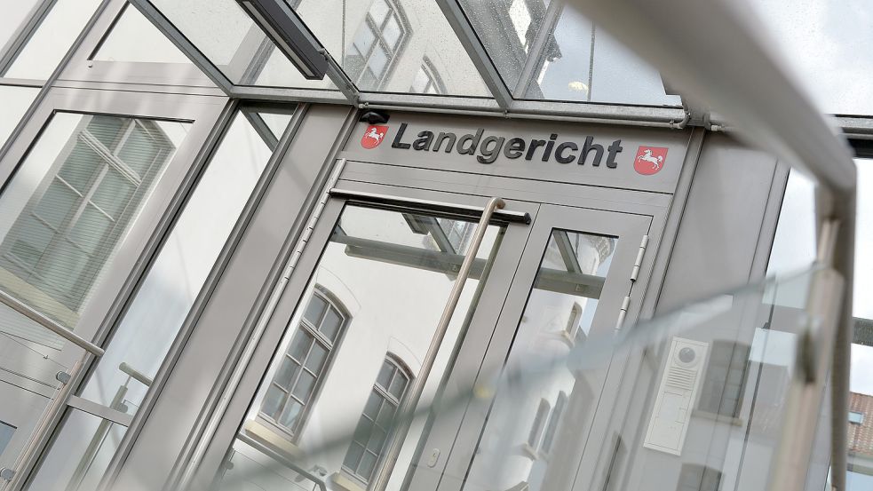 Vor der 3. Strafkammer am Landgericht Aurich muss sich ein Emder Unternehmer verantworten. Foto: Archiv/Ortgies