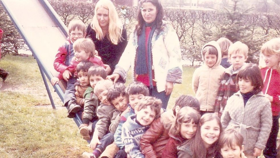 Dieses Foto aus den 1970er Jahren gehört Can Gülseren aus Hasselt. Alle im Kinderschutzhaus nannten ihn jedoch immer nur Vedat. Seine Mutter Aliye Gülseren (rechts) arbeitete viele Jahre als Betreuerin in der Einrichtung. Antje Hoß (links) war fast 40 Jahre lang die Leiterin. Foto: Gülseren