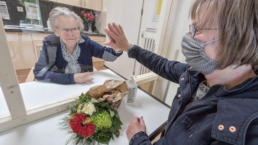 Angelika Helmerichs (vorne) besuchte Mutter Gretchen Czarpanski im Mai 2020, nachdem es zuvor wochenlang nicht möglich war. Dass Angehörige sich sehen können, ist auch den Heimbetreibern wichtig, die Tests dafür überfordern sie aber. Foto: Ortgies/Archiv