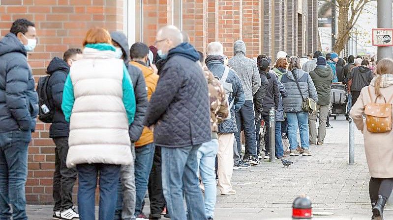 Eine lange Schlange von Impfwilligen wartet vor einem Impfzentrum in Hamburg. Foto: Markus Scholz/dpa